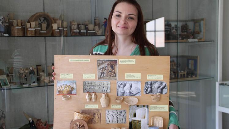 Die wissenschaftliche Mitarbeiterin des Deutschen Korbmuseums, Ariane Schmiedmann, mit einen Teil der von Feinflechter Waldemar Backert dem Korbmuseum gespendeten Miniaturen. Foto: Gerda Völk