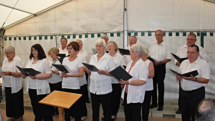 Zur Eröffnung der Serenade sang der gastgebende Gesangverein Eyrichshof selbst einige Lieder. Foto: Helmut Will