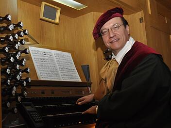 Maestro Gioachino Rossini (Burkhard Ascherl) gab sich die Ehre, um selbst in die Tasten der Schuke-Orgel zu greifen. Foto: Peter Klopf