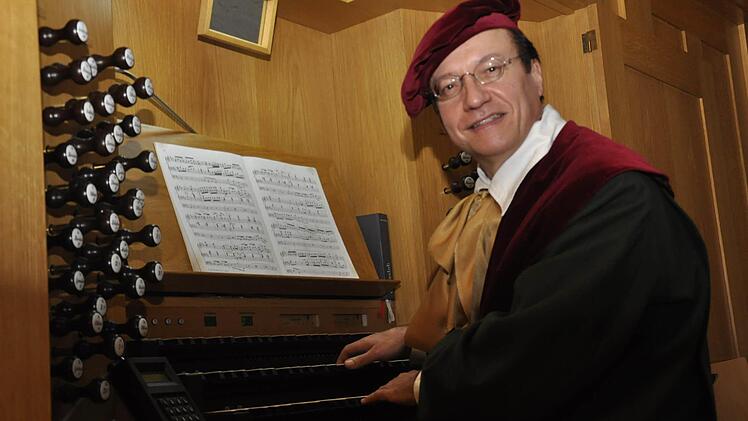 Maestro Gioachino Rossini (Burkhard Ascherl) gab sich die Ehre, um selbst in die Tasten der Schuke-Orgel zu greifen. Foto: Peter Klopf