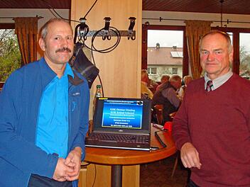 Vorsitzender Anton Leiber (rechts) bedankt sich bei Kriminaloberkommissar Roland Schmied (links) von der Beratungsstelle der Kriminalinspektion Schweinfurt für seinen fundierten Vortrag.  Foto: Erich Ammon