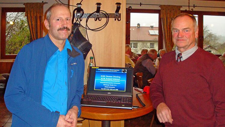 Vorsitzender Anton Leiber (rechts) bedankt sich bei Kriminaloberkommissar Roland Schmied (links) von der Beratungsstelle der Kriminalinspektion Schweinfurt für seinen fundierten Vortrag.  Foto: Erich Ammon