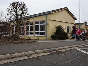 Eine Mutter holt ihre Kinder vom Kindergarten St. Marien ab. Wer dort noch einen Krippenplatz gefunden hat, kann froh sein. Foto: Arkadius Guzy