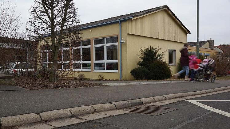 Eine Mutter holt ihre Kinder vom Kindergarten St. Marien ab. Wer dort noch einen Krippenplatz gefunden hat, kann froh sein. Foto: Arkadius Guzy