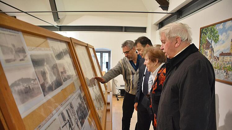 Bürgermeister Thomas Helbling ließ sich am Sonntagmorgen im Rahmen einer Ausstellung über die Geschichte der Familie Fischer aus Königshofen die Bilddokumente erläutern (von links): Erich Fries, Bürgermeister Thomas Helbling, sowie Bianca und Edmund  Fischer-Milz.  Hanns  Friedrich