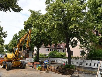 Die Arbeiten in der Pödeldorfer Straße nach einem Wasserrohrbruch dauern an. Voraussichtlich noch eine Woche bleibt die Straße gesperrt. Foto: Ronald Rinklef
