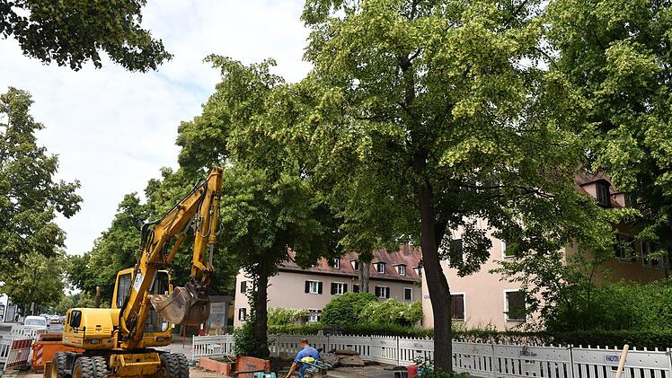Die Arbeiten in der Pödeldorfer Straße nach einem Wasserrohrbruch dauern an. Voraussichtlich noch eine Woche bleibt die Straße gesperrt. Foto: Ronald Rinklef