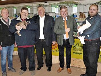Unser Bild entstand bei der Eröffnung der Kreisschau der Rassekaninchen und zeigt (von links) Kreisvorsitzenden Burkhard Lauterbach, Kreisjugendleiter Achim Gutsmann, Norbert Kade vom Kleintierzuchtverein Himmelkron, Bürgermeister Gerhard Schneider, Landrat Klaus Peter Söllner, Vorsitzenden Ralf Mertel und Veterinärdirektor Andreas Koller. Foto: Werner Reißaus