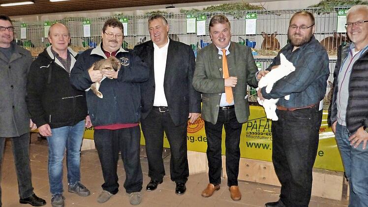 Unser Bild entstand bei der Eröffnung der Kreisschau der Rassekaninchen und zeigt (von links) Kreisvorsitzenden Burkhard Lauterbach, Kreisjugendleiter Achim Gutsmann, Norbert Kade vom Kleintierzuchtverein Himmelkron, Bürgermeister Gerhard Schneider, Landrat Klaus Peter Söllner, Vorsitzenden Ralf Mertel und Veterinärdirektor Andreas Koller. Foto: Werner Reißaus