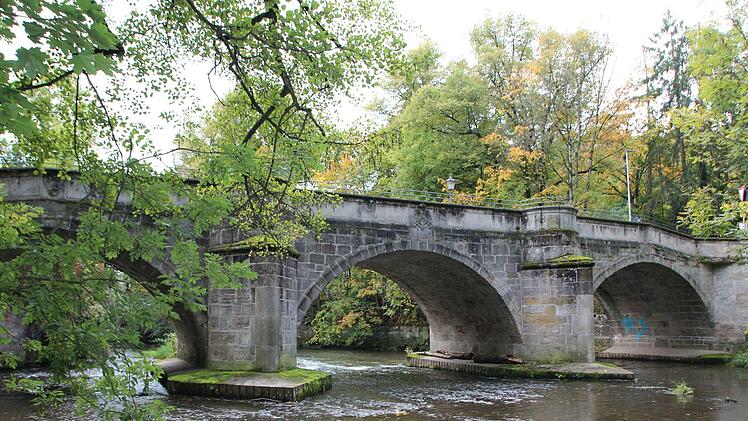 Die Schönste: Über Geschmack lässt sich zwar bekanntlich streiten - aber ja wohl bitte nicht darüber, welches Coburgs schönste Brücke ist: die 1783 errichtete Judenbrücke! Es handelt sich um eine gemauerte Bogenbrücke, die mit gleich drei Öffnungen die Itz überspannt. Vorher gab es an dieser Stelle, wo der (heute verrohrte) Hahnfluss in die Itz mündet, bereits eine Holzbrücke. Die Judenbrücke wurde im Laufe der Zeit noch mehrmals umgebaut; allen voran musste die Konstruktion verstärkt werden,...