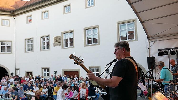 Die Bodygards rockten im voll besetzten Schlosshof beim Studiengenossenfest.Foto: Heike Beudert