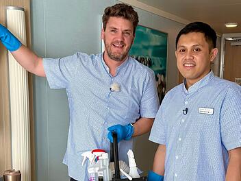 Kabinensteward Qadri Wahad (rechts) stammt aus Indonesien und arbeitet als Kabinensteward auf der AIDA Cosma.