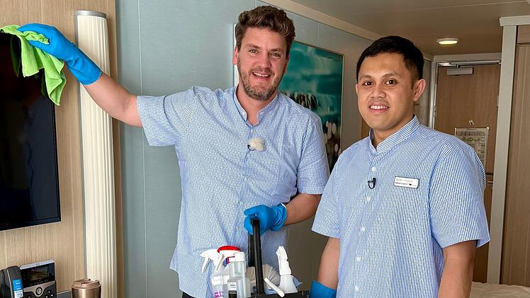 Kabinensteward Qadri Wahad (rechts) stammt aus Indonesien und arbeitet als Kabinensteward auf der AIDA Cosma.