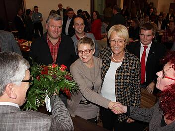 Freudestrahlende Gesichter ringsum: SPD-Bezirksvorsitzender und Noch-Bundestagsabgeordneter Frank Hofmann (links) gratulierte Sabine Dittmar, ebenso wie Europaabgeordnete Kerstin Westphal, Listenkandidat René van Eckert aus Mellrichstadt, MdB Susanne Kastner und Unterbezirksvorsitzender Jürgen Hennemann (im Bild von rechts). Fotos: Ralf Kestel
