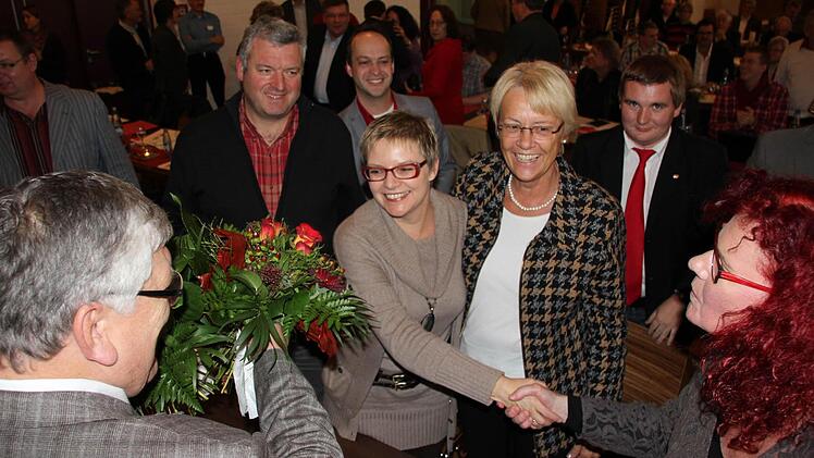 Freudestrahlende Gesichter ringsum: SPD-Bezirksvorsitzender und Noch-Bundestagsabgeordneter Frank Hofmann (links) gratulierte Sabine Dittmar, ebenso wie Europaabgeordnete Kerstin Westphal, Listenkandidat René van Eckert aus Mellrichstadt, MdB Susanne Kastner und Unterbezirksvorsitzender Jürgen Hennemann (im Bild von rechts). Fotos: Ralf Kestel