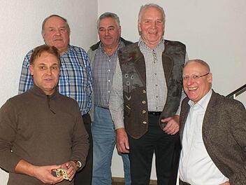 Joachim Lohmaier (l.) und Dieter Lohmaier (r.) gratulierten Albert Eichenseer, Konrad Frötsch und Bernd Wüstner (v. l.). Foto: Manfred Welker