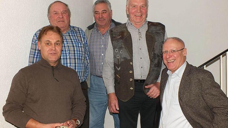 Joachim Lohmaier (l.) und Dieter Lohmaier (r.) gratulierten Albert Eichenseer, Konrad Frötsch und Bernd Wüstner (v. l.). Foto: Manfred Welker