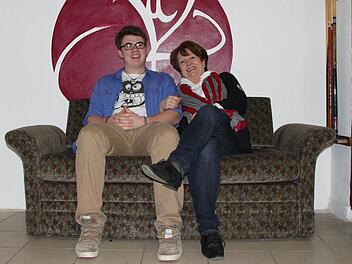 Endlich am Ziel: Lukas Dill (links) hat zusammen mit Bürgermeisterin Brigitte Meyerdierks (CSU) das JUZ auf den Weg gebracht.