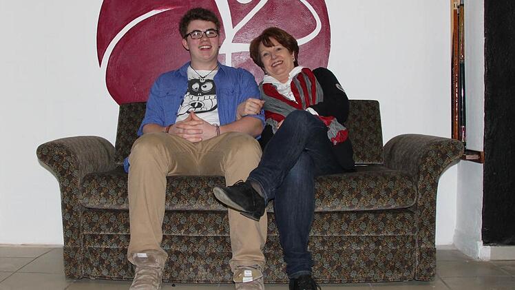 Endlich am Ziel: Lukas Dill (links) hat zusammen mit Bürgermeisterin Brigitte Meyerdierks (CSU) das JUZ auf den Weg gebracht.