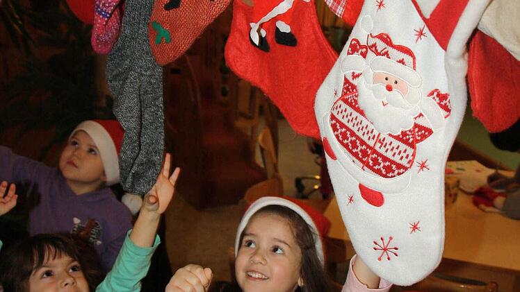 Da passt schön was rein: Tiffany, Melinda, Zoey und Valentina hoffen, dass der Nikolaus ihre Socken mit guten Sachen füllt.  Foto: Diana Fuchs