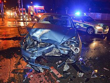 Unfall am Berliner Ring in Bamberg: Eine 19-jährige Autofahrerin hatte beim Linksabbiegen ein ihr entgegenkommendes Fahrzeug übersehen. Foto: Ronald Rinklef