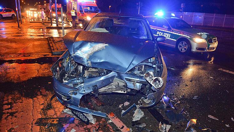 Unfall am Berliner Ring in Bamberg: Eine 19-jährige Autofahrerin hatte beim Linksabbiegen ein ihr entgegenkommendes Fahrzeug übersehen. Foto: Ronald Rinklef