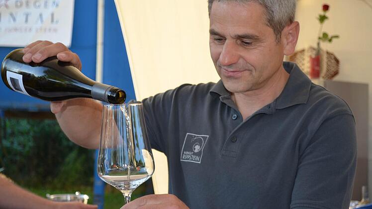 Stefan Rippstein schenkt einem Besucher einen auserwählten Tropfen ein Foto: Sina Mattheus