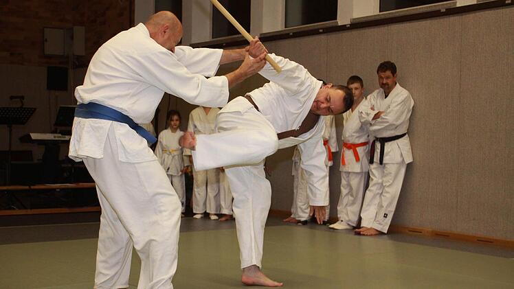 Die Ju-Jutso Abteilung mit ihrem Leiter Lutz Armann begeisterte mit tollen Würfen, Angriffen und Verteidigungsgriffen.  Fotos: Desombre