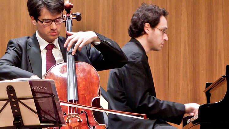 Danjulo Ishizaka (links) und Shai Wosner gastierten im Coburger Kongresshaus. Foto: Jochen Berger