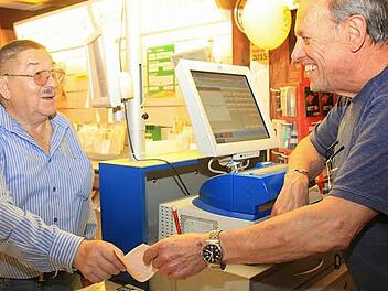 Hubert Mangold nimmt den Tippzettel von Franz Endres entgegen. Der Münnerstädter gehört zu den Stammkunden in der Annahmestelle.  Foto: Heike Beudert