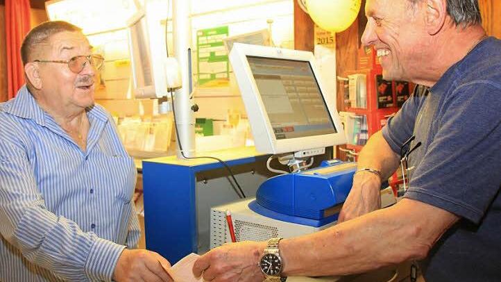 Hubert Mangold nimmt den Tippzettel von Franz Endres entgegen. Der Münnerstädter gehört zu den Stammkunden in der Annahmestelle.  Foto: Heike Beudert