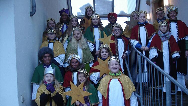20 Kinder waren als Sternsinger in Poppenroth unterwegs. Dabei haben sie für die ärmsten Kinder der Welt gesammelt. "Die Poppenrother haben großzügig gespendet", so die Verantwortlichen für das Sternsinger-Projekt, Alexandra Schmitt und Klaus Wolf. Foto: Pfarrgemeinde