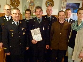 Bertram Holletzek (Bildmitte mit Urkunde) erhielt das Feuerwehrehrenzeichen. Es gratulierten (von links): Stefan Püls, Manfred Lorenz, Gerald Werner, Thomas Luther, Rainer Mattern, Detlef Schoder und Dritte Bürgermeisterin Nina Klett. Foto: Lothar Weidner