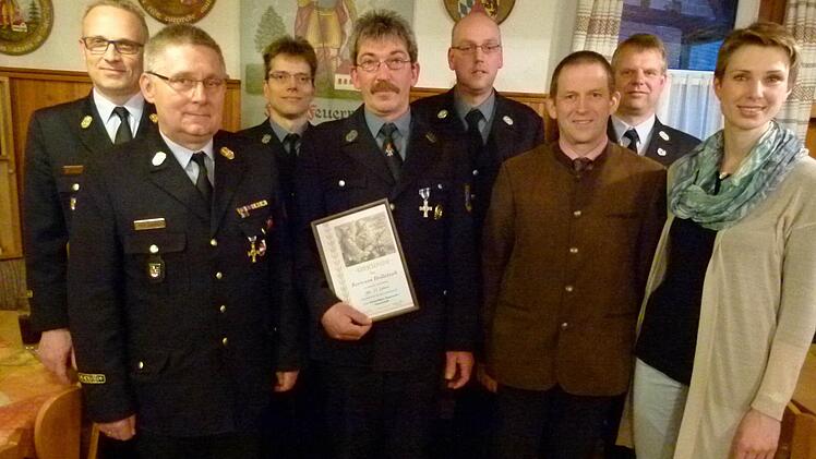 Bertram Holletzek (Bildmitte mit Urkunde) erhielt das Feuerwehrehrenzeichen. Es gratulierten (von links): Stefan Püls, Manfred Lorenz, Gerald Werner, Thomas Luther, Rainer Mattern, Detlef Schoder und Dritte Bürgermeisterin Nina Klett. Foto: Lothar Weidner