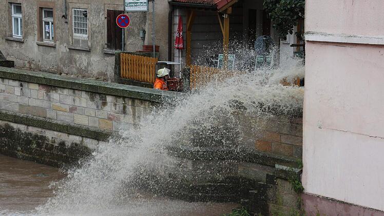 Das Wasser wurde aus Gullys in der Alten Bamberger Straße in die Haßlach gepumpt, um das Ablaufen des Wassers zu beschleunigen.  Foto: Friedwald Schedel