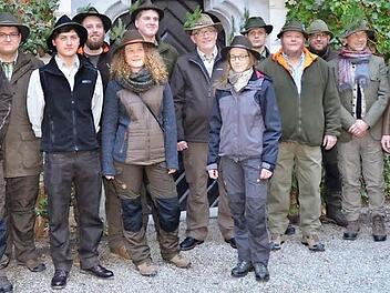 Die zwölf neuen Jungjäger freuten sich über ihre erfolgreich absolvierte Jägerprüfung und nahmen den Jägerschlag entgegen. Mit im Bild (v. r.): Eckhard Schneider (Zweiter Vorsitzender der Jäger-Kreisgruppe Kronach), Hubert Kelle (Leiter der Jägerschule Kronach), Bernhard Schmitt (Vorsitzender der Jäger-Kreisgruppe), Oliver Bauer (5. v. r., Dritter Vorsitzender der Jäger-Kreisgruppe). Foto: Karl-H. Hofmann