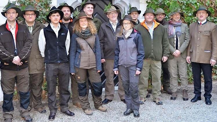 Die zwölf neuen Jungjäger freuten sich über ihre erfolgreich absolvierte Jägerprüfung und nahmen den Jägerschlag entgegen. Mit im Bild (v. r.): Eckhard Schneider (Zweiter Vorsitzender der Jäger-Kreisgruppe Kronach), Hubert Kelle (Leiter der Jägerschule Kronach), Bernhard Schmitt (Vorsitzender der Jäger-Kreisgruppe), Oliver Bauer (5. v. r., Dritter Vorsitzender der Jäger-Kreisgruppe). Foto: Karl-H. Hofmann