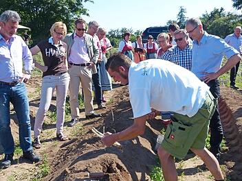 Die Bürgermeister waren am Spargelfeld gefordert.  Foto: P. Lindner