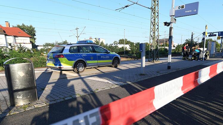 Zu einem tragischen Unfall ist es Dienstagabend am Haltepunkt Kersbach gekommen. Ein 22-Jähriger wurde von einem Regionalexpress erfasst. Der Erlanger erlitt dadurch schwerste Verletzungen. Symbolfoto: Hendrik Schmidt/dpa-Zentralbild/dpa