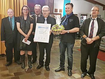 Peter Zimmerling (Vierter von links) wird Ehrenvorsitzender. Es gratulieren (von links): Gruppenvorsitzender Günter Georg, Zweite Vorsitzende Astrid Kraemer, Dritter Bürgermeister Gerd Mücke, der neue Vorsitzende Carsten Schaller und Dirigent Stefan Schunk.  Foto: Lothar Weidner