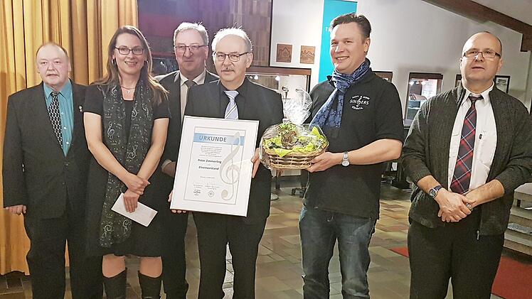 Peter Zimmerling (Vierter von links) wird Ehrenvorsitzender. Es gratulieren (von links): Gruppenvorsitzender Günter Georg, Zweite Vorsitzende Astrid Kraemer, Dritter Bürgermeister Gerd Mücke, der neue Vorsitzende Carsten Schaller und Dirigent Stefan Schunk.  Foto: Lothar Weidner