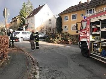 Eine Windböe ließ einen Baum im Röhrenweg in Ziegelerden einknicken. Die Kronacher Feuerwehr sorgte dafür, dass die Straße bald wieder frei war und von den Anwohnern genutzt werden konnte. Foto: Freiwillige Feuerwehr Kronach