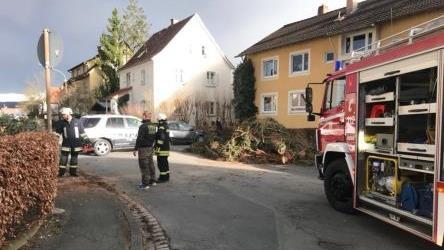 Eine Windböe ließ einen Baum im Röhrenweg in Ziegelerden einknicken. Die Kronacher Feuerwehr sorgte dafür, dass die Straße bald wieder frei war und von den Anwohnern genutzt werden konnte. Foto: Freiwillige Feuerwehr Kronach