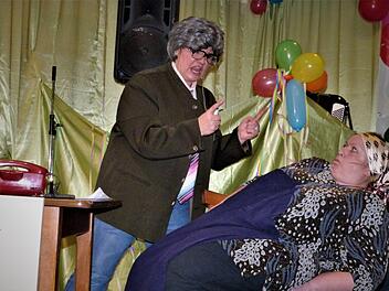 Sketche mit viel Lokalkolorit sorgten beim "Zäungner Schlappenfasching" für einen Brüller nach dem anderen.Werner Reißaus