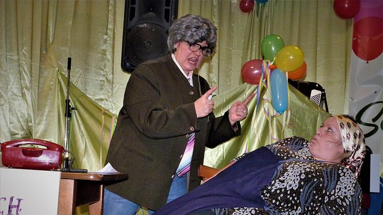 Sketche mit viel Lokalkolorit sorgten beim "Zäungner Schlappenfasching" für einen Brüller nach dem anderen.Werner Reißaus