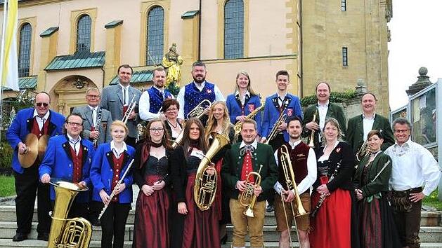 Bierwochen-Organisator Michael Schmid (erste Reihe, rechts) freut sich mit den einheimischen Kapellen auf die diesjährigen Bierwoche.Kulmbacher Brauerei