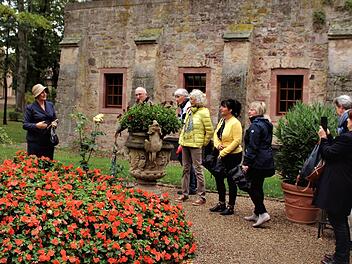 Museumspädagogin Renate Kiesel (links) als Gräfin Carola von Luxburg führte durch den Schlosspark von Aschach. Foto: Werner Vogel