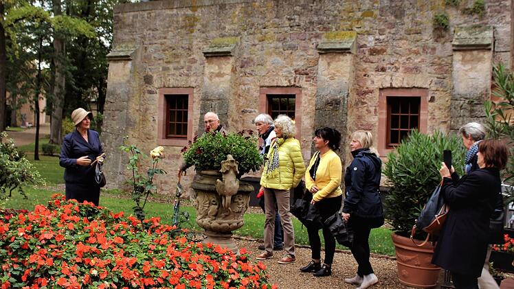 Museumspädagogin Renate Kiesel (links) als Gräfin Carola von Luxburg führte durch den Schlosspark von Aschach. Foto: Werner Vogel