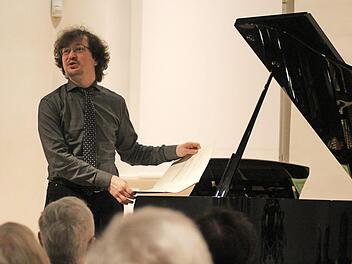 Launig und sympathisch zeigte sich Pianist Mikhail Mordvinov. Das Lichtenfelser Publikum hatte seinerseits aus dem Vorjahr auch noch gute Erinnerungen an ihn. Foto: Markus Häggberg