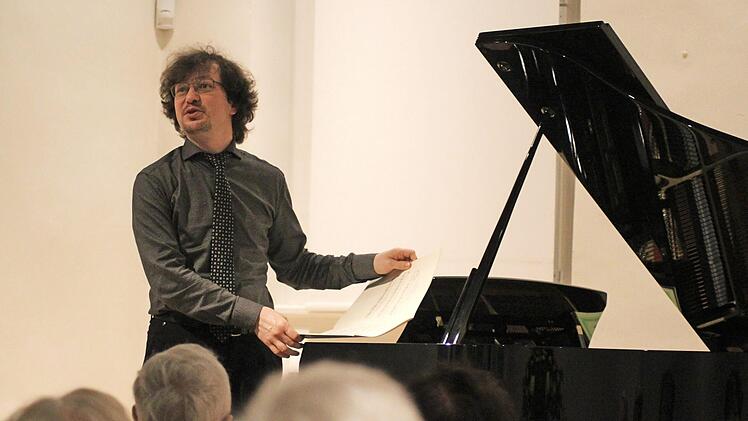 Launig und sympathisch zeigte sich Pianist Mikhail Mordvinov. Das Lichtenfelser Publikum hatte seinerseits aus dem Vorjahr auch noch gute Erinnerungen an ihn. Foto: Markus Häggberg